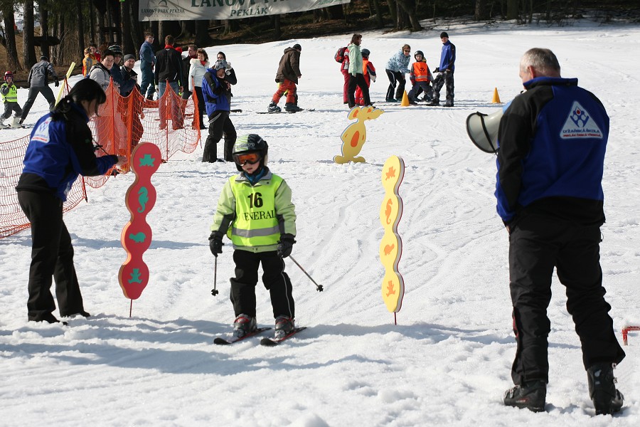 Sjezd s oto�kou kolem zaj�ce
